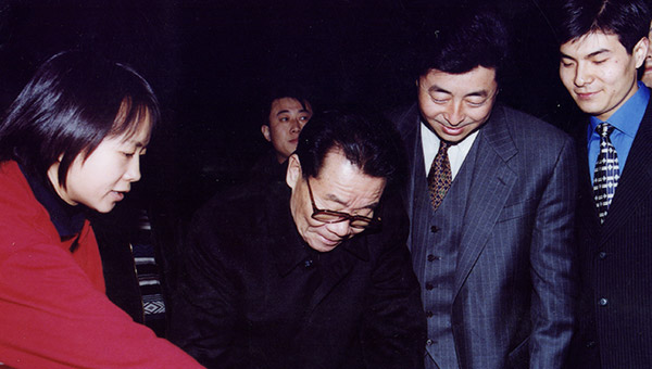 時(shí)任中央政治局常委、全國政協(xié)主席李瑞環(huán)親切接見(jiàn)通光集團黨委書(shū)記張強